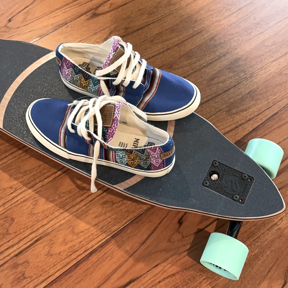 NWOT Mipacha vans/like sneakers sz 9. embroidered handmade in Peru mint cond